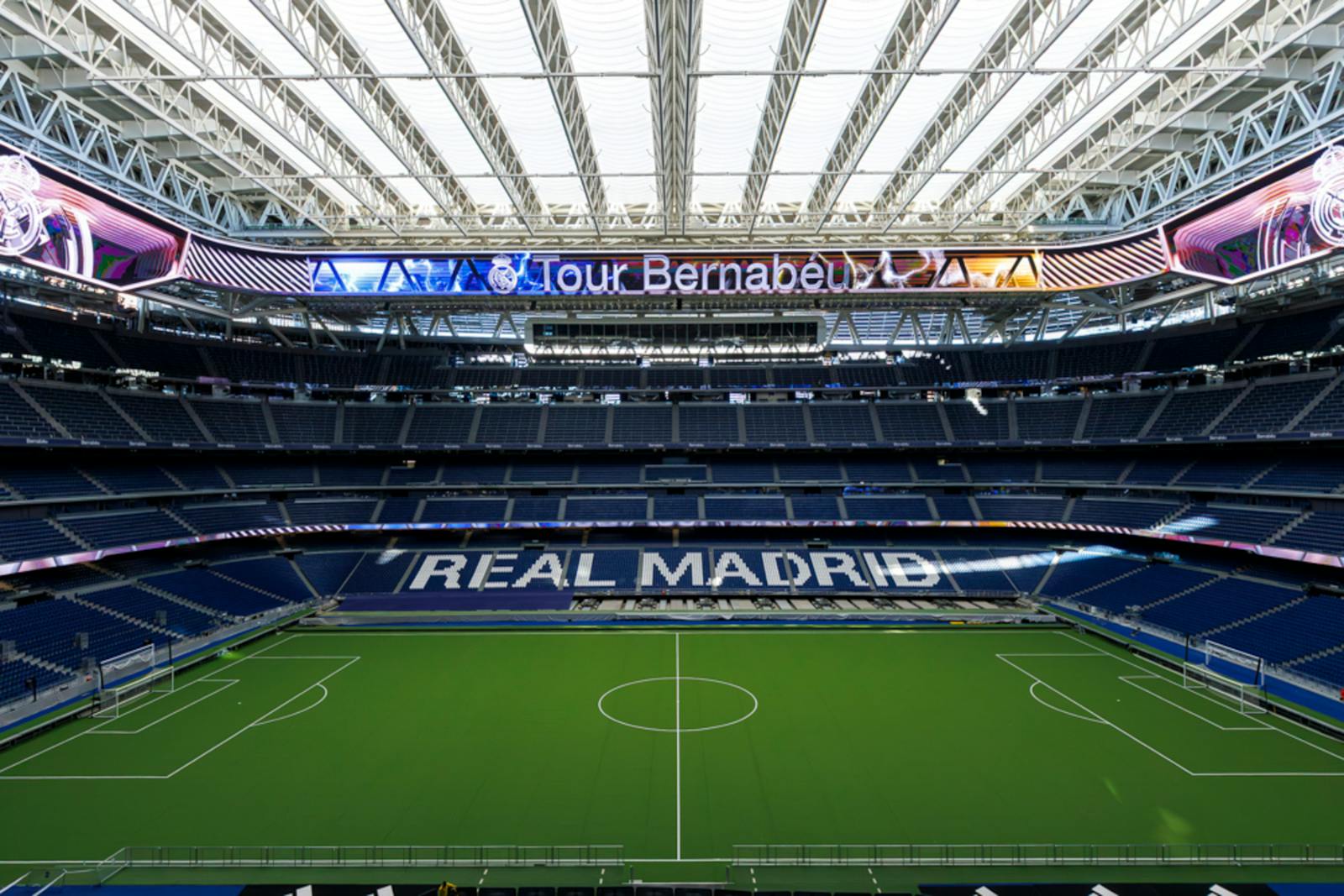 Santiago Bernabéun stadionin sisäkatsanta sen sinisillä penkeillä