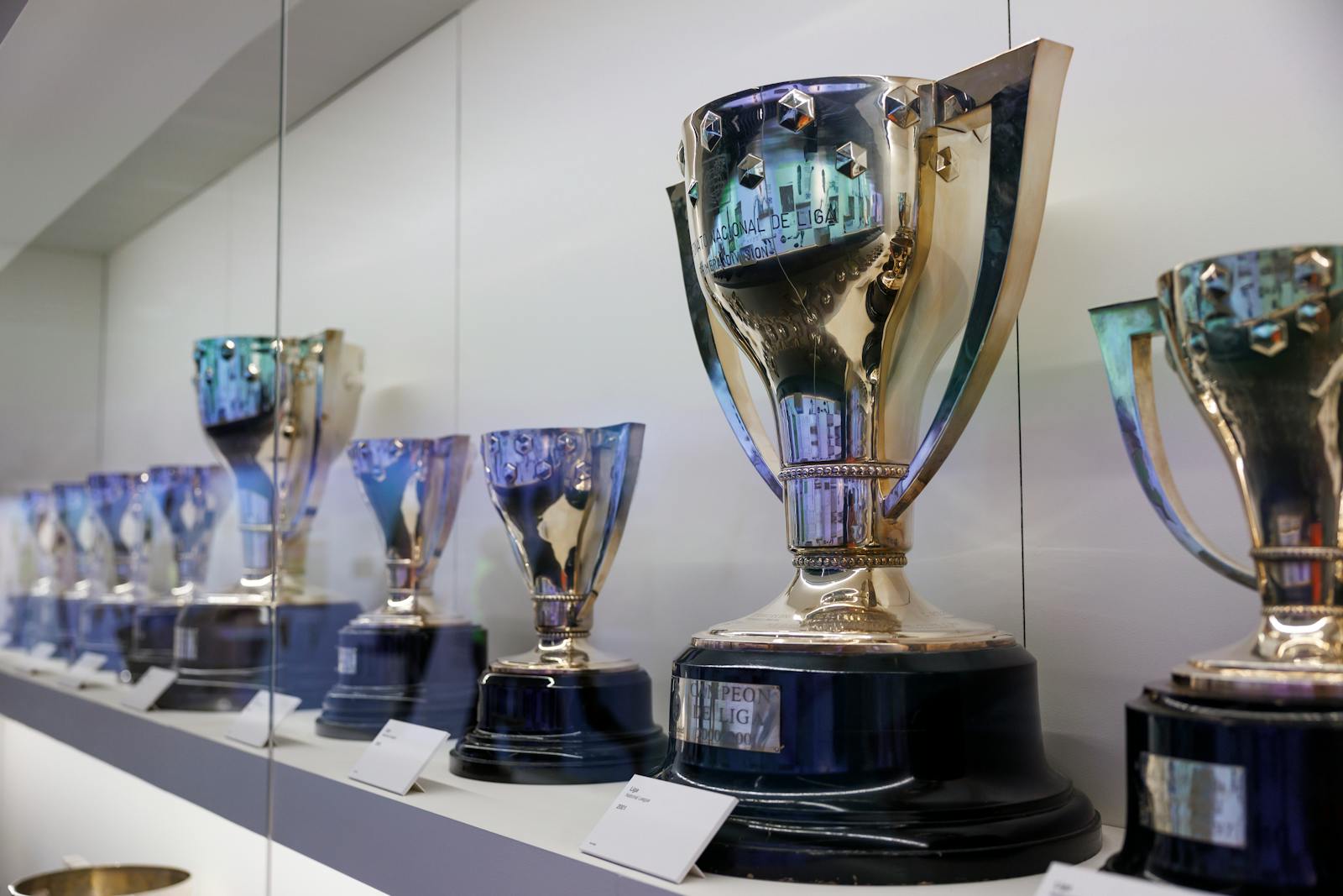 Glinsende trofeer utstilt på Santiago Bernabéu-stadionet
