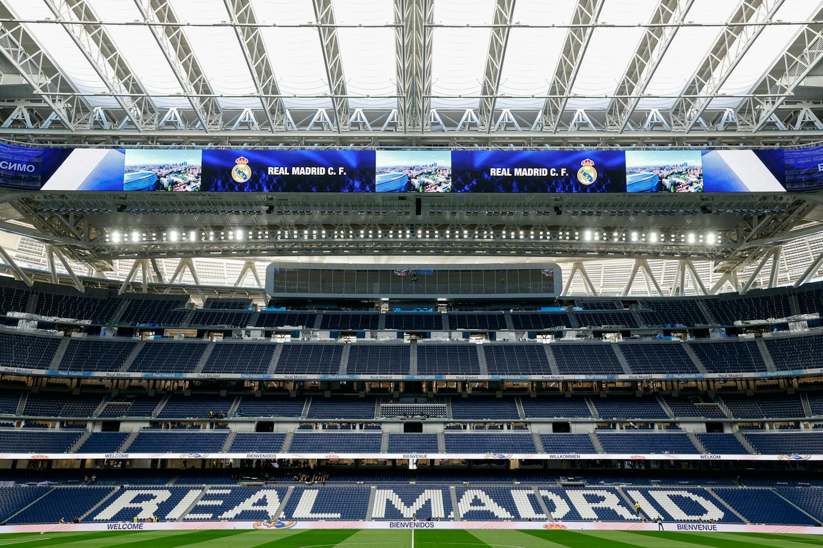 Innsyn i Santiago Bernabéu-stadionet med blå seter