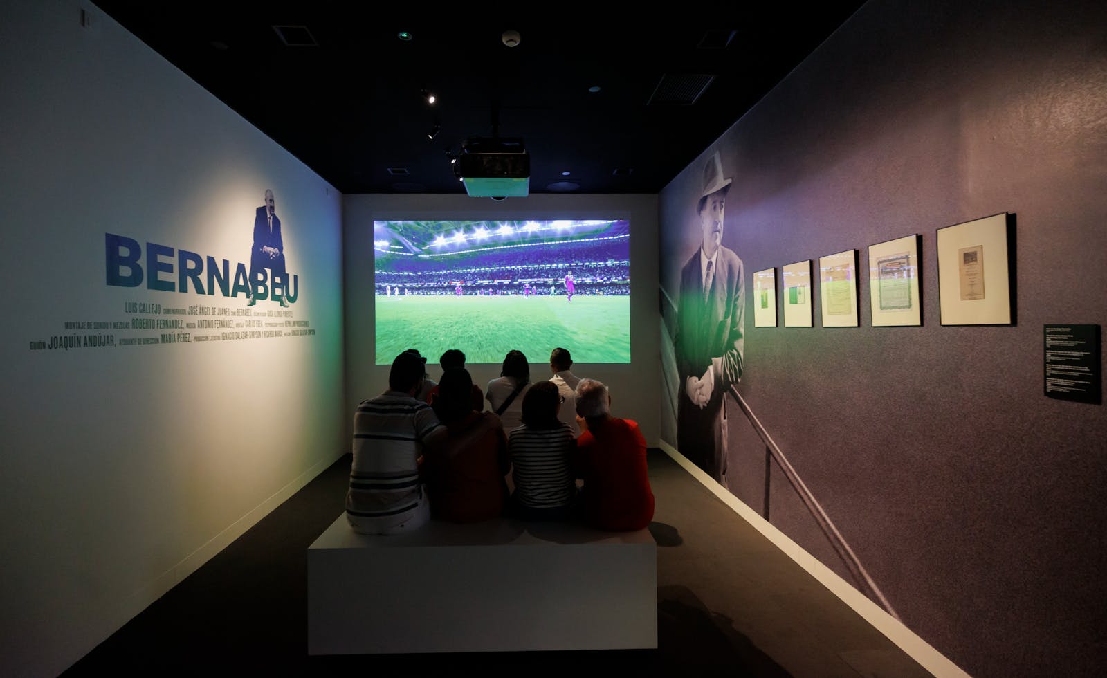 Odwiedzający oglądający film o Stadionie Santiago Bernabéu