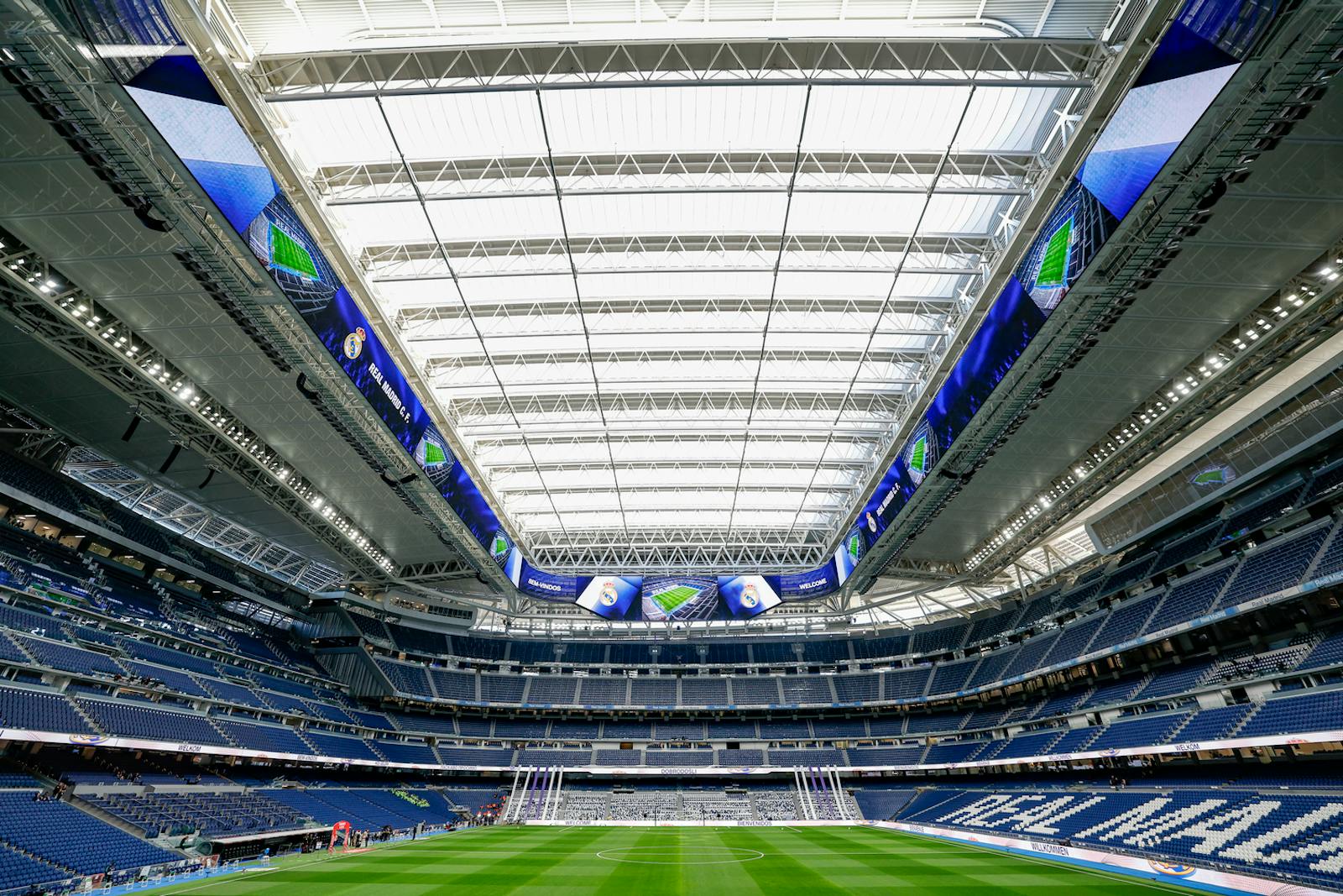 Widok wnętrza Stadionu Santiago Bernabéu pod jego dachem