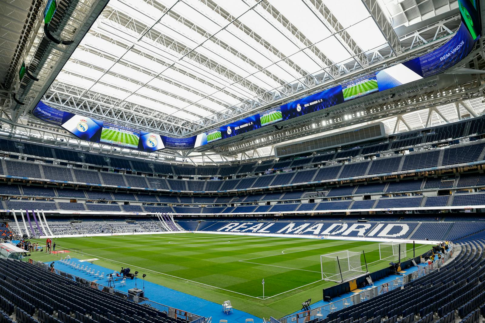 Widok wnętrza Stadionu Santiago Bernabéu ze składanym dachem