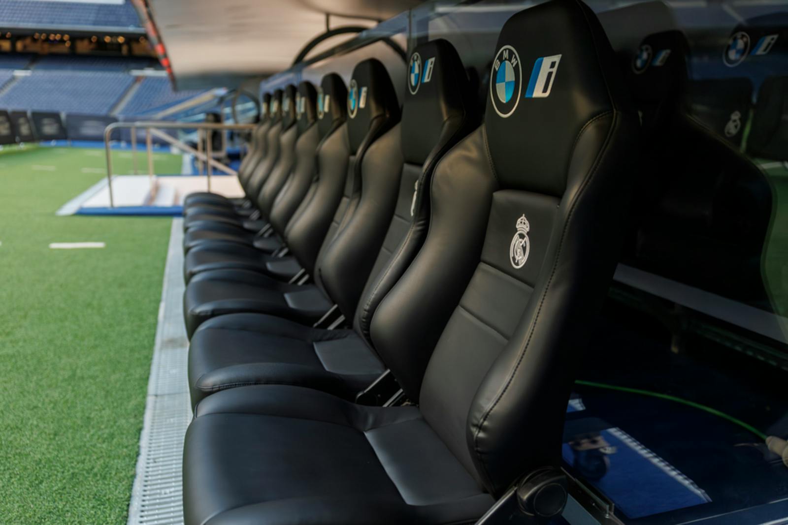 Bliski widok foteli ławki rezerwowej na Stadionie Santiago Bernabéu