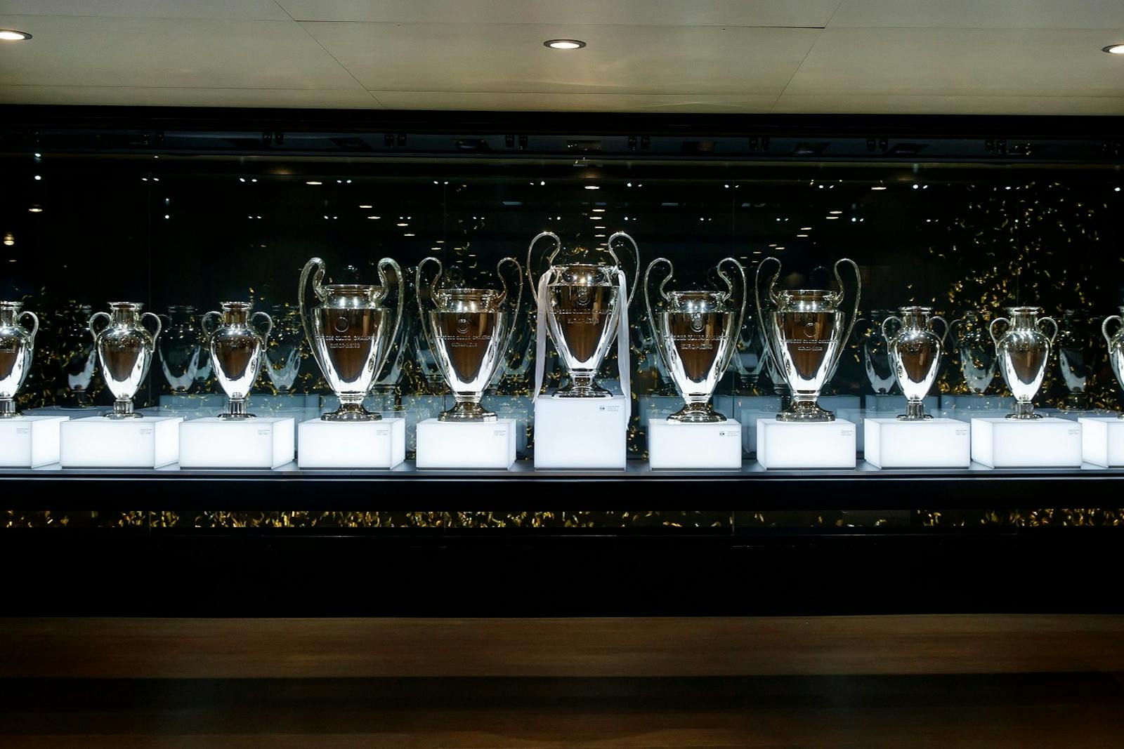 Błyszczące trofea wystawione na Stadionie Santiago Bernabéu