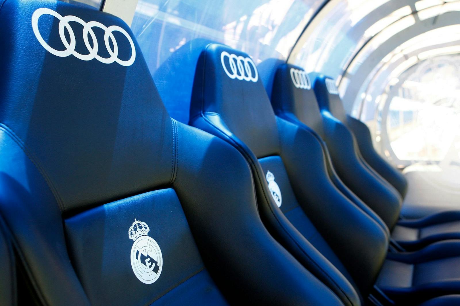 Niebieskie siedzenia ławki rezerwowych na Stadionie Santiago Bernabéu
