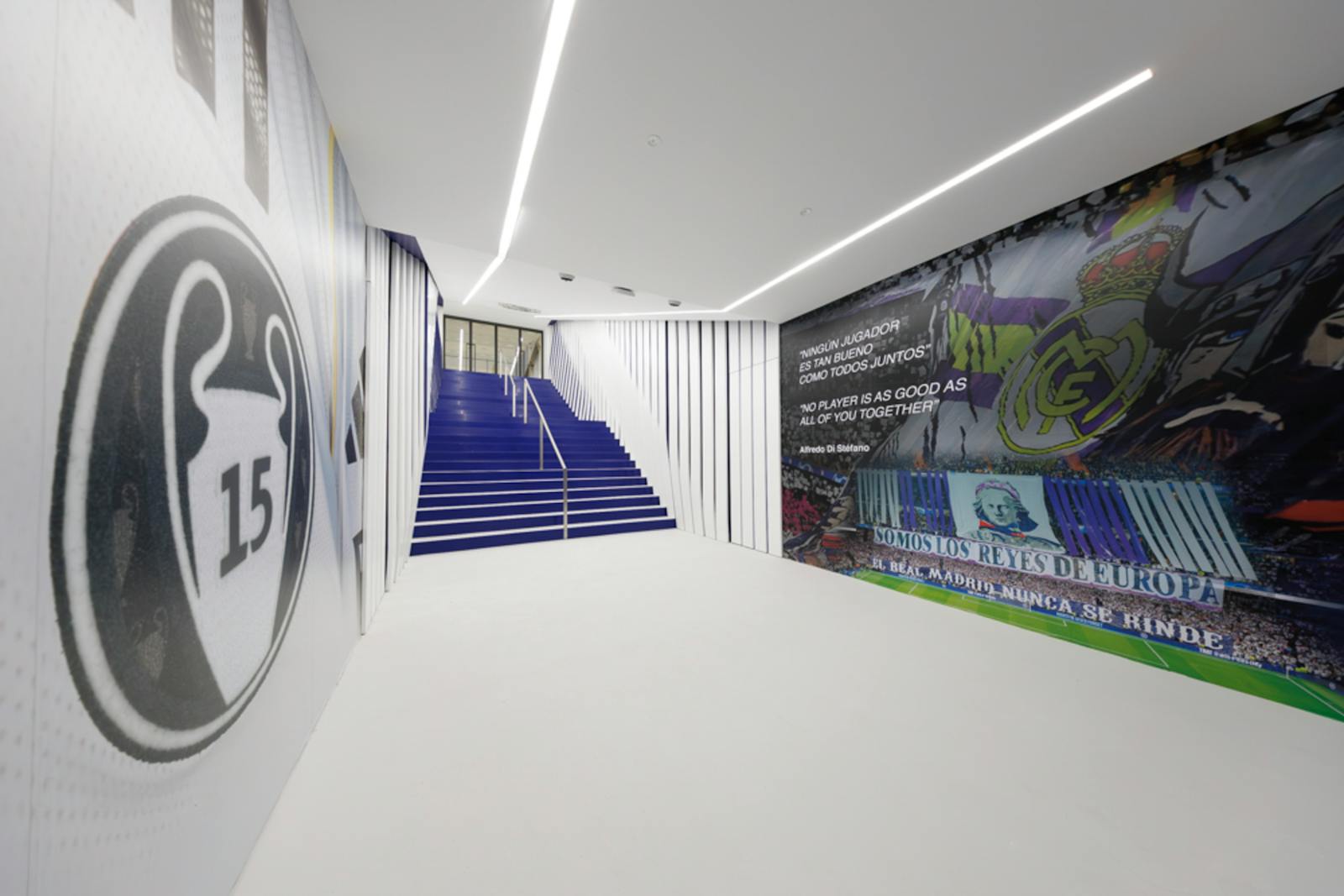 Nowoczesny korytarz Stadionu Santiago Bernabéu z niebieskimi schodami