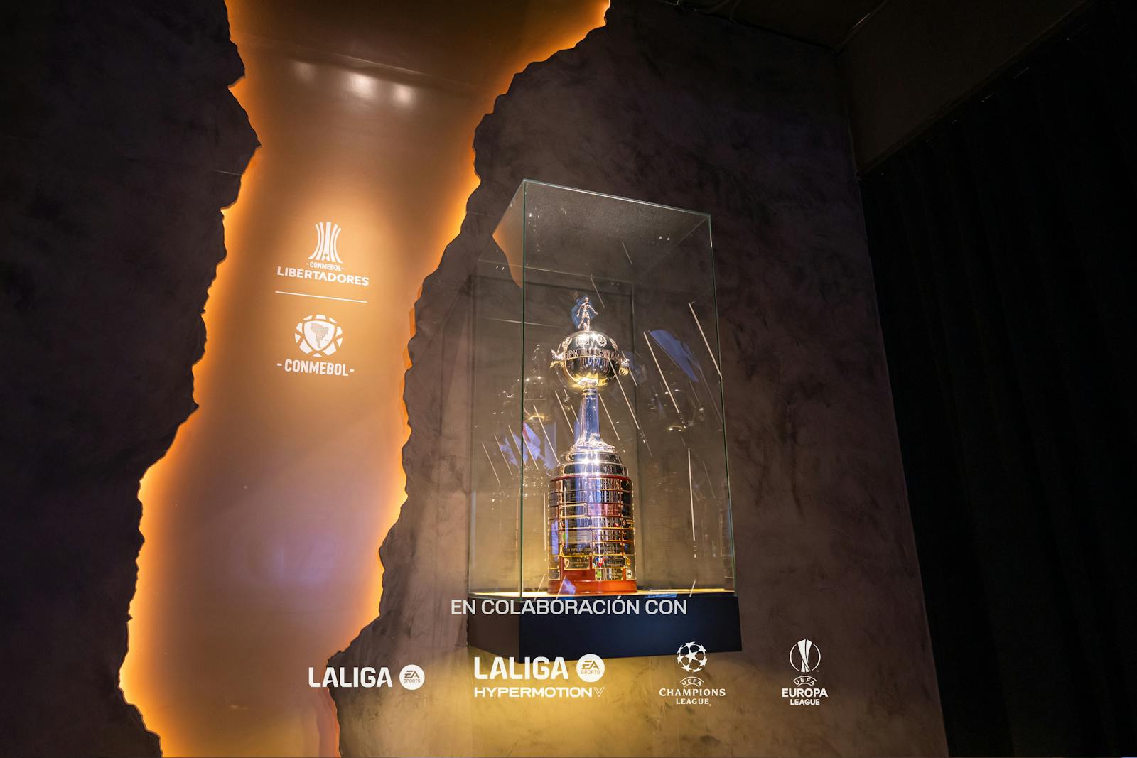 Trofium wystawione na Stadionie Santiago Bernabéu